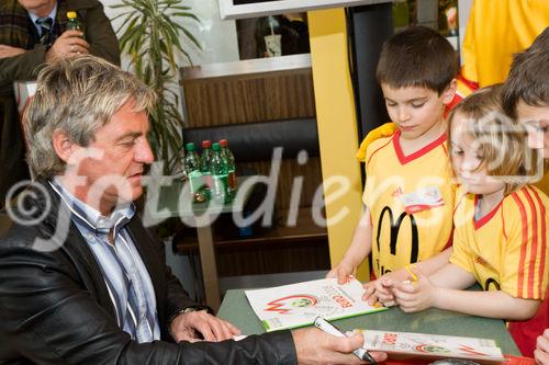 Die McDonald's Fussball Eskorte ist mittlerweile fester Bestandteil großer nationaler und internationaler Fußball-Events. Das gilt zum einen für die Österreichische Bundesliga und zum anderen für die UEFA EURO 2008™ in Österreich und der Schweiz. Denn bei der kommenden Fußball-Europameisterschaft werden erneut Kinder von 6 - 10 Jahren mit den Superstars ins Stadion einlaufen.