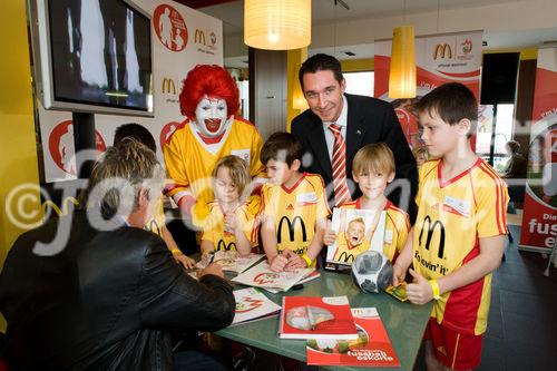 Die McDonald's Fussball Eskorte ist mittlerweile fester Bestandteil großer nationaler und internationaler Fußball-Events. Das gilt zum einen für die Österreichische Bundesliga und zum anderen für die UEFA EURO 2008™ in Österreich und der Schweiz. Denn bei der kommenden Fußball-Europameisterschaft werden erneut Kinder von 6 - 10 Jahren mit den Superstars ins Stadion einlaufen.