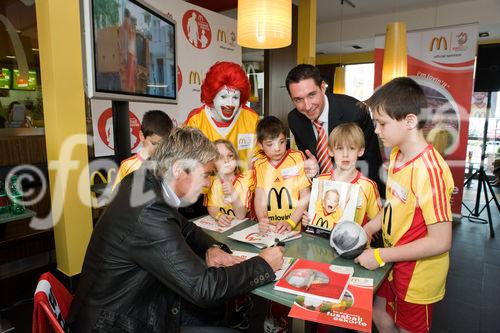 Die McDonald's Fussball Eskorte ist mittlerweile fester Bestandteil großer nationaler und internationaler Fußball-Events. Das gilt zum einen für die Österreichische Bundesliga und zum anderen für die UEFA EURO 2008™ in Österreich und der Schweiz. Denn bei der kommenden Fußball-Europameisterschaft werden erneut Kinder von 6 - 10 Jahren mit den Superstars ins Stadion einlaufen.