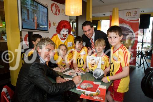 Die McDonald's Fussball Eskorte ist mittlerweile fester Bestandteil großer nationaler und internationaler Fußball-Events. Das gilt zum einen für die Österreichische Bundesliga und zum anderen für die UEFA EURO 2008™ in Österreich und der Schweiz. Denn bei der kommenden Fußball-Europameisterschaft werden erneut Kinder von 6 - 10 Jahren mit den Superstars ins Stadion einlaufen.