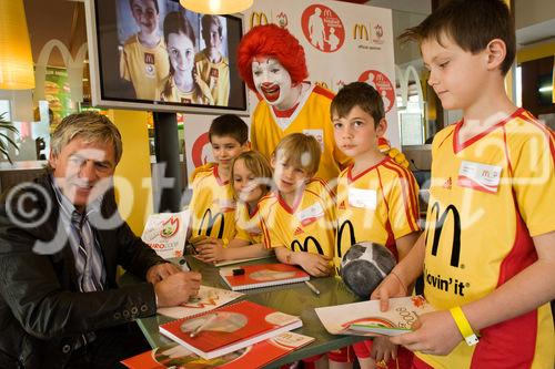 Die McDonald's Fussball Eskorte ist mittlerweile fester Bestandteil großer nationaler und internationaler Fußball-Events. Das gilt zum einen für die Österreichische Bundesliga und zum anderen für die UEFA EURO 2008™ in Österreich und der Schweiz. Denn bei der kommenden Fußball-Europameisterschaft werden erneut Kinder von 6 - 10 Jahren mit den Superstars ins Stadion einlaufen.