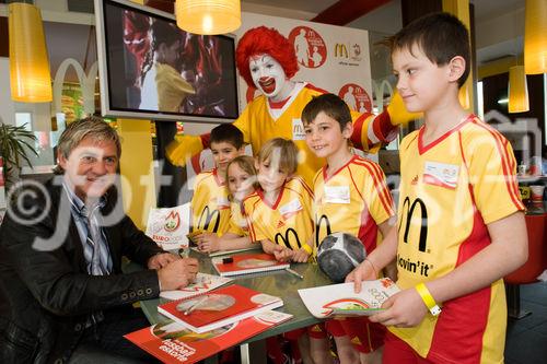 Die McDonald's Fussball Eskorte ist mittlerweile fester Bestandteil großer nationaler und internationaler Fußball-Events. Das gilt zum einen für die Österreichische Bundesliga und zum anderen für die UEFA EURO 2008™ in Österreich und der Schweiz. Denn bei der kommenden Fußball-Europameisterschaft werden erneut Kinder von 6 - 10 Jahren mit den Superstars ins Stadion einlaufen.