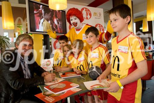 Die McDonald's Fussball Eskorte ist mittlerweile fester Bestandteil großer nationaler und internationaler Fußball-Events. Das gilt zum einen für die Österreichische Bundesliga und zum anderen für die UEFA EURO 2008™ in Österreich und der Schweiz. Denn bei der kommenden Fußball-Europameisterschaft werden erneut Kinder von 6 - 10 Jahren mit den Superstars ins Stadion einlaufen.