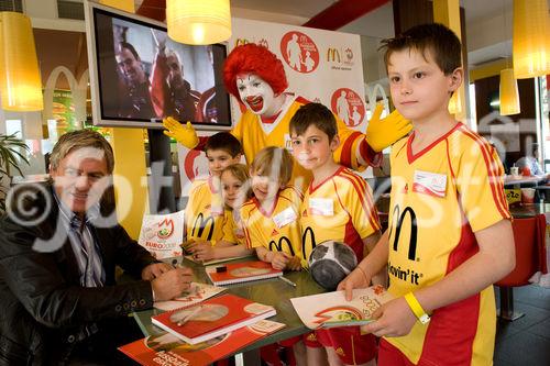 Die McDonald's Fussball Eskorte ist mittlerweile fester Bestandteil großer nationaler und internationaler Fußball-Events. Das gilt zum einen für die Österreichische Bundesliga und zum anderen für die UEFA EURO 2008™ in Österreich und der Schweiz. Denn bei der kommenden Fußball-Europameisterschaft werden erneut Kinder von 6 - 10 Jahren mit den Superstars ins Stadion einlaufen.