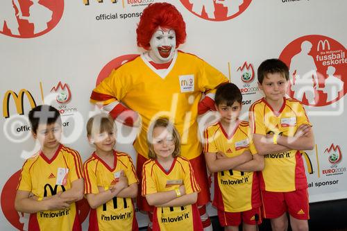 Die McDonald's Fussball Eskorte ist mittlerweile fester Bestandteil großer nationaler und internationaler Fußball-Events. Das gilt zum einen für die Österreichische Bundesliga und zum anderen für die UEFA EURO 2008™ in Österreich und der Schweiz. Denn bei der kommenden Fußball-Europameisterschaft werden erneut Kinder von 6 - 10 Jahren mit den Superstars ins Stadion einlaufen.