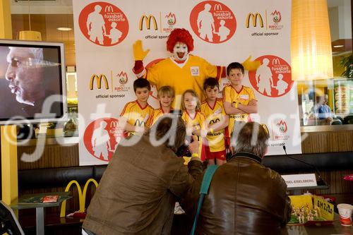 Die McDonald's Fussball Eskorte ist mittlerweile fester Bestandteil großer nationaler und internationaler Fußball-Events. Das gilt zum einen für die Österreichische Bundesliga und zum anderen für die UEFA EURO 2008™ in Österreich und der Schweiz. Denn bei der kommenden Fußball-Europameisterschaft werden erneut Kinder von 6 - 10 Jahren mit den Superstars ins Stadion einlaufen.