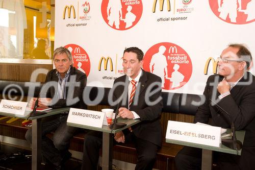 Die McDonald's Fussball Eskorte ist mittlerweile fester Bestandteil großer nationaler und internationaler Fußball-Events. Das gilt zum einen für die Österreichische Bundesliga und zum anderen für die UEFA EURO 2008™ in Österreich und der Schweiz. Denn bei der kommenden Fußball-Europameisterschaft werden erneut Kinder von 6 - 10 Jahren mit den Superstars ins Stadion einlaufen.