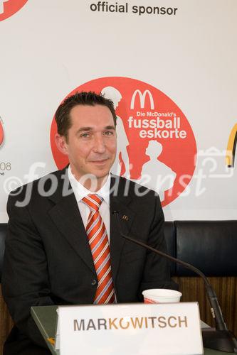 Die McDonald's Fussball Eskorte ist mittlerweile fester Bestandteil großer nationaler und internationaler Fußball-Events. Das gilt zum einen für die Österreichische Bundesliga und zum anderen für die UEFA EURO 2008™ in Österreich und der Schweiz. Denn bei der kommenden Fußball-Europameisterschaft werden erneut Kinder von 6 - 10 Jahren mit den Superstars ins Stadion einlaufen.