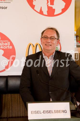 Die McDonald's Fussball Eskorte ist mittlerweile fester Bestandteil großer nationaler und internationaler Fußball-Events. Das gilt zum einen für die Österreichische Bundesliga und zum anderen für die UEFA EURO 2008™ in Österreich und der Schweiz. Denn bei der kommenden Fußball-Europameisterschaft werden erneut Kinder von 6 - 10 Jahren mit den Superstars ins Stadion einlaufen.