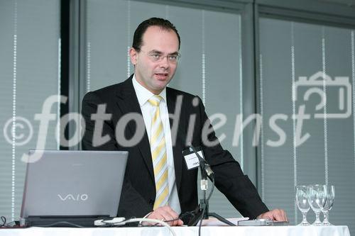 (C) fotodienst/Anna Rauchenberger - Wien, 15.4.2008 - Forschung im Kleinen mit riesiger Wirkung: Nanotechnologie birgt viel Potential. Für 2008 sollen 19 Millionen Euro Förderbudget für Nanowissenschaften und Nanotechnologien bereitstehen, um die Schlüsseltechnologie des 21. Jahrhunderts weiter zu erforschen. FOTO: Andreas Reichhardt, Leiter der Sektion Innovation und Telekommunikation im BMVIT