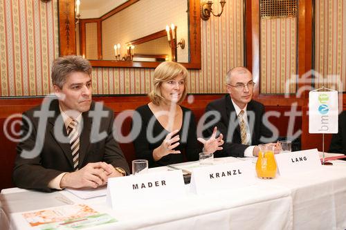 (C) fotodienst/Anna Rauchenberger - Wien, 14.4.2008 - Forschung im Kleinen mit riesiger Wirkung: Nanotechnologie birgt viel Potential. Für 2008 sollen 19 Millionen Euro Förderbudget für Nanowissenschaften und Nanotechnologien bereitstehen, um die Schlüsseltechnologie des 21. Jahrhunderts weiter zu erforschen. FOTO v.l.: Friedrich Mader (GF der PROFACTOR Gruppe), Staatssekretärin Christa Kranzl im BMVIT, Prof. Reinhold Lang (Polymer Competence Center Leoben).