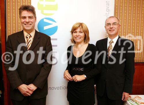 (C) fotodienst/Anna Rauchenberger - Wien, 14.4.2008 - Forschung im Kleinen mit riesiger Wirkung: Nanotechnologie birgt viel Potential. Für 2008 sollen 19 Millionen Euro Förderbudget für Nanowissenschaften und Nanotechnologien bereitstehen, um die Schlüsseltechnologie des 21. Jahrhunderts weiter zu erforschen. FOTO v.l.: Friedrich Mader (GF der PROFACTOR Gruppe), Staatssekretärin Christa Kranzl im BMVIT, Prof. Reinhold Lang (Polymer Competence Center Leoben).