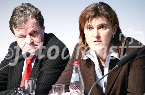 Dr. Aribert Peters (Vorsitzender Bund der Energieverbraucher) und Beate Schmidt (Vorsitzende DEPV, Marketingleiterin ÖkoFen). (C)Fotodienst/Markus Mirschel