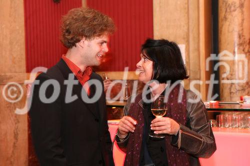 (C) fotodienst/Anna Rauchenberger - Wien, 10.4.2008 - Österreichischer Dramenwettbewerb 2007 für Kroatien - 'Über Grenzen sprechen'. Als Sieger des österreichischen Dramenwettbewerbs 2007 für Kroatien 'Über Grenzen sprechen' erhält Goran Fer?ec im Rahmen einer Late Night Show mit Lesung und Live/Musik den mit EUR 3.500 dotierten Preis für seinen Text 'Pismo Heineru M.' FOTO: Initiator des Wettbewerbs Christian Papke (links)
