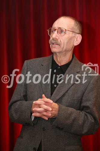 (C) fotodienst/Anna Rauchenberger - Wien, 10.4.2008 - Österreichischer Dramenwettbewerb 2007 für Kroatien - 'Über Grenzen sprechen'. Als Sieger des österreichischen Dramenwettbewerbs 2007 für Kroatien 'Über Grenzen sprechen' erhält Goran Fer?ec im Rahmen einer Late Night Show mit Lesung und Live/Musik den mit EUR 3.500 dotierten Preis für seinen Text 'Pismo Heineru M.' FOTO: Univ. Prof. Dr. Wolfgang Greisenegger, Österreichischer P.E.N.-Club