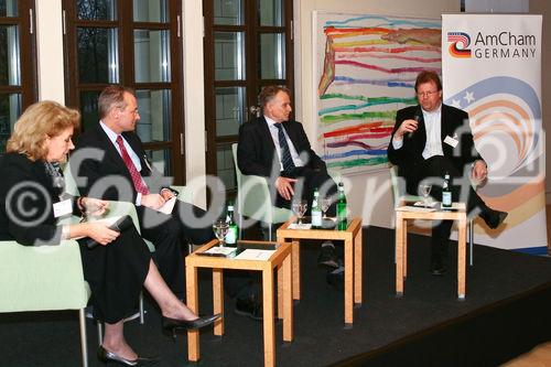 Alison Smale (Managing Editor, International Herald Tribune); John M. Koenig (Deputy Chief of Mission, US-Embassy Berlin); Hans-Ulrich Klose, MdB (Vice Chairman of the Committee on Foreign Affairs of the German Bundestag; Chairman of the German-American Parliamentary Group); Dr. Thomas Greven
(Lecturer, Freie Universität Berlin, International Summer and Winter University - FUBiS Senior Research Fellow, German Institute for International Relations Berlin). (C)Fotodienst/Jan-Paul Kupser