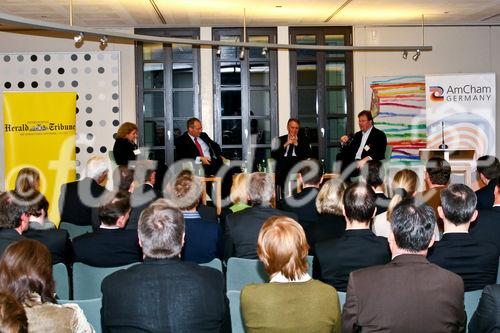 Alison Smale (Managing Editor, International Herald Tribune); John M. Koenig (Deputy Chief of Mission, US-Embassy Berlin); Hans-Ulrich Klose, MdB (Vice Chairman of the Committee on Foreign Affairs of the German Bundestag; Chairman of the German-American Parliamentary Group); Dr. Thomas Greven
(Lecturer, Freie Universität Berlin, International Summer and Winter University - FUBiS Senior Research Fellow, German Institute for International Relations Berlin). (C)Fotodienst/Jan-Paul Kupser