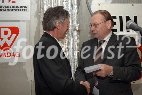 Feierlichkeit zur Dachgleiche, Wien 23., Welingergasse 7. 
Foto v.li: Hans Portschy (Polier); Walter Zwiauer (WBV; Vors.des GPA Privatstiftungsvorstandes)
©fotodienst/Nadine Bargad