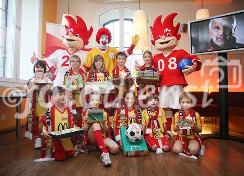 (C) fotodienst/Anna Rauchenberger - Wien, 8.4.2008 - EURO 2008: Die ersten Fußball Eskorte Kinder stehen fest! FOTO: Fußball Eskorte Kinder mit ihren Einreichungen, Maskottchen Flix und Trix, Ronald McDonald.