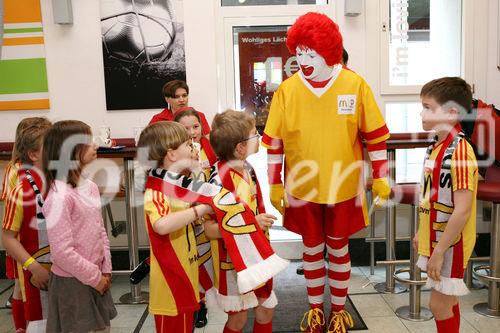 (C) fotodienst/Anna Rauchenberger - Wien, 8.4.2008 - EURO 2008: Die ersten Fußball Eskorte Kinder stehen fest! FOTO: Fußball Eskorte Kinder, Ronald McDonald.