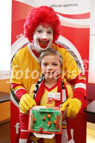 (C) fotodienst/Anna Rauchenberger - Wien, 8.4.2008 - EURO 2008: Die ersten Fußball Eskorte Kinder stehen fest! FOTO: Fußball Eskorte Kind Florian Kollmar mit Ronald McDonald.