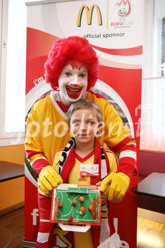 (C) fotodienst/Anna Rauchenberger - Wien, 8.4.2008 - EURO 2008: Die ersten Fußball Eskorte Kinder stehen fest! FOTO: Fußball Eskorte Kind Florian Kollmar mit Ronald McDonald.