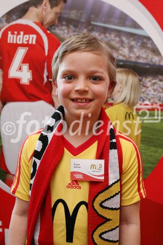 (C) fotodienst/Anna Rauchenberger - Wien, 8.4.2008 - EURO 2008: Die ersten Fußball Eskorte Kinder stehen fest! FOTO: Fußball Eskorte Kind Florian Kollmar.