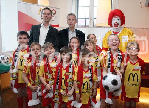 (C) fotodienst/Anna Rauchenberger - Wien, 8.4.2008 - EURO 2008: Die ersten Fußball Eskorte Kinder stehen fest! FOTO: Fußball Eskorte Kinder mit Andreas Schmidlechner (Director Marketing und Communications McDonald?s Österreich), Sportsstaatssekretär Reinhold Lopatka, Ronald McDonald (v.l.)