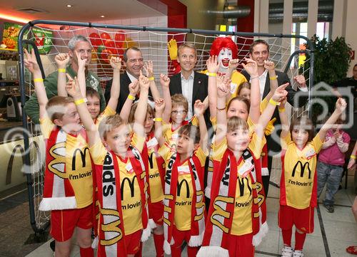 (C) fotodienst/Anna Rauchenberger - Wien, 8.4.2008 - EURO 2008: Die ersten Fußball Eskorte Kinder stehen fest! FOTO: Fußball Eskorte Kinder mit Michael Konsel (Fußballlegende), Patrick Köck (Franchisenehmer McDonald?s Restaurant Handelskai), Sportsstaatssekretär Reinhold Lopatka, Ronald McDonald, Andreas Schmidlechner (Director Marketing und Communications McDonald?s Österreich) (v.l.)