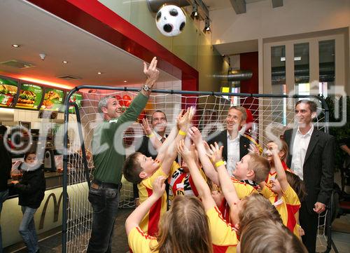 (C) fotodienst/Anna Rauchenberger - Wien, 8.4.2008 - EURO 2008: Die ersten Fußball Eskorte Kinder stehen fest! FOTO: Fußball Eskorte Kinder mit Michael Konsel (Fußballlegende), Patrick Köck (Franchisenehmer McDonald?s Restaurant Handelskai), Sportsstaatssekretär Reinhold Lopatka, Andreas Schmidlechner (Director Marketing und Communications McDonald?s Österreich) (v.l.)