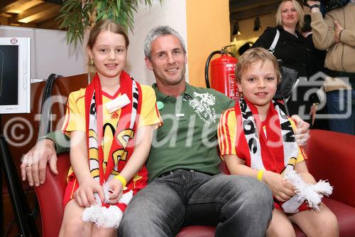 (C) fotodienst/Anna Rauchenberger - Wien, 8.4.2008 - EURO 2008: Die ersten Fußball Eskorte Kinder stehen fest! FOTO: Fußball Eskorte Kinder Pia Tiedemann, Florian Kollmar mit Fußballlegende Michael Konsel.