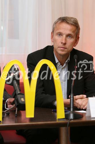 (C) fotodienst/Anna Rauchenberger - Wien, 8.4.2008 - EURO 2008: Die ersten Fußball Eskorte Kinder stehen fest! FOTO: Sportsstaatssekretär Reinhold Lopatka