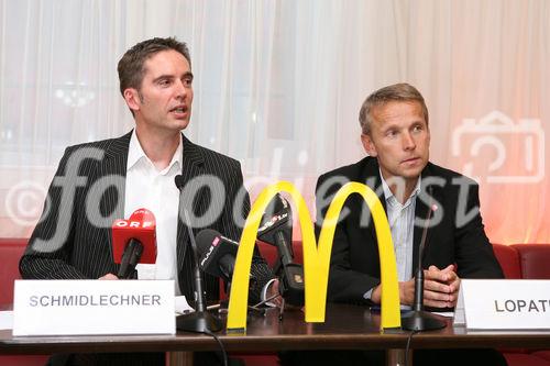 (C) fotodienst/Anna Rauchenberger - Wien, 8.4.2008 - EURO 2008: Die ersten Fußball Eskorte Kinder stehen fest! FOTO v.l.: Andreas Schmidlechner (Director Marketing und Communications McDonald?s Österreich), Sportsstaatssekretär Reinhold Lopatka.