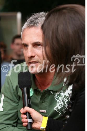 (C) fotodienst/Anna Rauchenberger - Wien, 8.4.2008 - EURO 2008: Die ersten Fußball Eskorte Kinder stehen fest! FOTO: Michael Konsel (Fußballlegende)