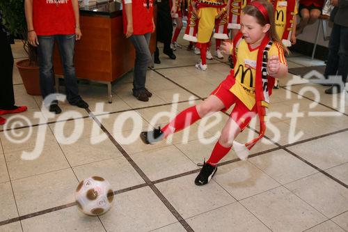 (C) fotodienst/Anna Rauchenberger - Wien, 8.4.2008 - EURO 2008: Die ersten Fußball Eskorte Kinder stehen fest! FOTO: Fußball Eskorte Kinder beim 'Kicken'