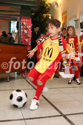 (C) fotodienst/Anna Rauchenberger - Wien, 8.4.2008 - EURO 2008: Die ersten Fußball Eskorte Kinder stehen fest! FOTO: Fußball Eskorte Kinder beim 'Kicken'