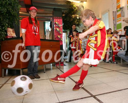 (C) fotodienst/Anna Rauchenberger - Wien, 8.4.2008 - EURO 2008: Die ersten Fußball Eskorte Kinder stehen fest! FOTO: Fußball Eskorte Kinder beim 'Kicken'