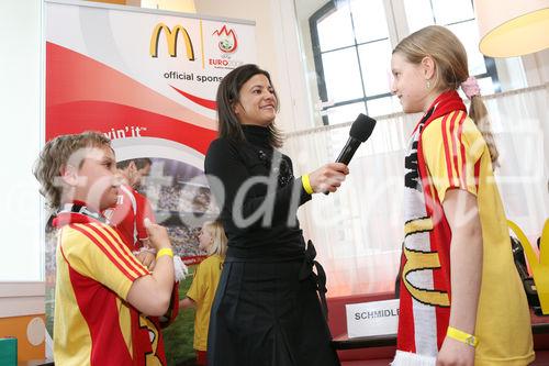 (C) fotodienst/Anna Rauchenberger - Wien, 8.4.2008 - EURO 2008: Die ersten Fußball Eskorte Kinder stehen fest! FOTO: Fußball Eskorte Kind Florian Kollmar und Pia Tiedemann.