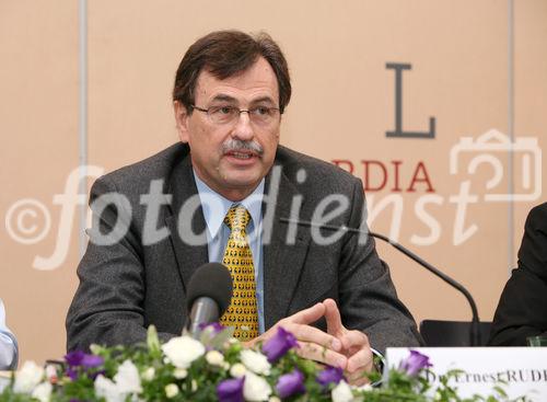 (C) fotodienst/Anna Rauchenberger - Wien 08.04.2008 - Feuer-Wehr als Klima-Wehr: Die Feuerwehren werden bei Naturkatastrophen mit immer größeren Schäden konfrontiert. FOTO: Dr. Ernest Rudel (Leiter der Hauptabteilung Klimatologie an der Zentralanstalt für Meteorologie und Geodynamik (ZAMG)).