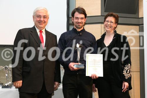 (C) fotodienst/Anna Rauchenberger - Wien, 9.4.2008 - 23.Internationale Wirtschaftsfilmtage: 64 Spitzen-Produktionen des Wirtschaftsfilms aus Österreich, Deutschland, der Schweiz, Liechtenstein und Südtirol im Ringen um den 'Grand Prix Victoria' als bester Wirtschaftsfilm. FOTO: Gen.Dir.Dr. Walter Rothensteiner (RZB, li), Staatssekretärin im BMWA Christine Marek, Dirk Soldner (Autor und Regisseur; Georg-Simon Ohm Fachhochschule Nürnberg)