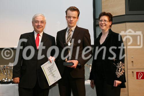 (C) fotodienst/Anna Rauchenberger - Wien, 9.4.2008 - 23.Internationale Wirtschaftsfilmtage: 64 Spitzen-Produktionen des Wirtschaftsfilms aus Österreich, Deutschland, der Schweiz, Liechtenstein und Südtirol im Ringen um den 'Grand Prix Victoria' als bester Wirtschaftsfilm. FOTO: Gen.Dir.Dr. Walter Rothensteiner (RZB, li), Staatssekretärin im BMWA Christine Marek, Götz Gumpert (Redakteur, Co-Autor) 