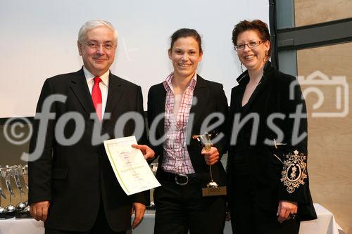 (C) fotodienst/Anna Rauchenberger - Wien, 9.4.2008 - 23.Internationale Wirtschaftsfilmtage: 64 Spitzen-Produktionen des Wirtschaftsfilms aus Österreich, Deutschland, der Schweiz, Liechtenstein und Südtirol im Ringen um den 'Grand Prix Victoria' als bester Wirtschaftsfilm. FOTO: Gen.Dir.Dr. Walter Rothensteiner (RZB, li), Staatssekretärin im BMWA Christine Marek (re), Henrike Böge