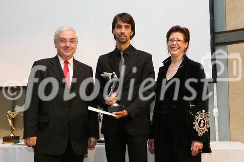 (C) fotodienst/Anna Rauchenberger - Wien, 9.4.2008 - 23.Internationale Wirtschaftsfilmtage: 64 Spitzen-Produktionen des Wirtschaftsfilms aus Österreich, Deutschland, der Schweiz, Liechtenstein und Südtirol im Ringen um den 'Grand Prix Victoria' als bester Wirtschaftsfilm. FOTO: Gen.Dir.Dr. Walter Rothensteiner (RZB, li), Staatssekretärin im BMWA Christine Marek (re), Jörg Phillip (Yellowpeople), Kai Ostermann (Yellowpeople)

