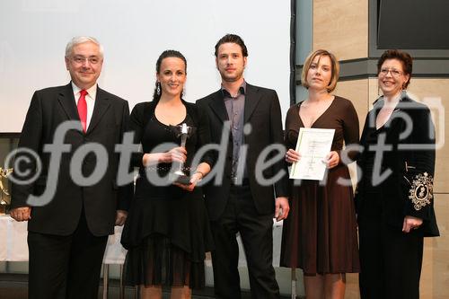 (C) fotodienst/Anna Rauchenberger - Wien, 9.4.2008 - 23.Internationale Wirtschaftsfilmtage: 64 Spitzen-Produktionen des Wirtschaftsfilms aus Österreich, Deutschland, der Schweiz, Liechtenstein und Südtirol im Ringen um den 'Grand Prix Victoria' als bester Wirtschaftsfilm. FOTO: Gen.Dir.Dr. Walter Rothensteiner (RZB, li), Staatssekretärin im BMWA Christine Marek (re), Jan Doleschel (Regisseur), Anne von Königswald