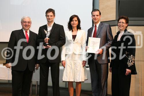 (C) fotodienst/Anna Rauchenberger - Wien, 9.4.2008 - 23.Internationale Wirtschaftsfilmtage: 64 Spitzen-Produktionen des Wirtschaftsfilms aus Österreich, Deutschland, der Schweiz, Liechtenstein und Südtirol im Ringen um den 'Grand Prix Victoria' als bester Wirtschaftsfilm. FOTO: Gen.Dir.Dr. Walter Rothensteiner (RZB, li), Staatssekretärin im BMWA Christine Marek (re), Martin Kriegler (Autor/Regisseur, Medien Manufaktur), Lisa Kriegler (Medien Manufaktur), Michael Kriegler (Medien Manufaktur)