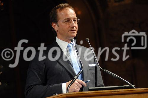 Am 1. April luden BILLA und der führende österreichische Strategie,-und Controllingberater Contrast Management-Consulting zu einem Management-Cercle ins Palais Ferstel ein.
Mag.Thomas Plötzeneder (Gehrer-Plötzeneder Managing Partner DDWS - Corporate Advisors)
©fotodienst/Nadine Bargad