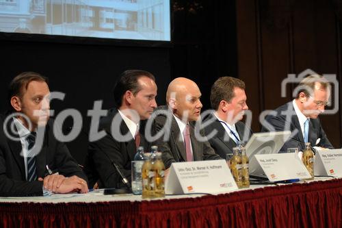 Am 1. April luden BILLA und der führende österreichische Strategie,-und Controllingberater Contrast Management-Consulting zu einem Management-Cercle ins Palais Ferstel ein.
Foto v.li.na re: Univ.-Doz.Dr.Werner H.Hoffmann (Vorsitzender der Geschäftsführung, Contrast Management-Consulting); Mag.Josef Siess (Vorstandsdirektor, BILLA AG); Mag. Volker Hornsteiner (Vorstandssprecher, BILLA AG); Mag.Martin Unger (Leiter Strategieberatung, Geschäftsführender Partner, Contrast Management Consulting); Mag.Thomas Plötzeneder (Gehrer-Plötzeneder Managing Partner DDWS - Corporate Advisors)
©fotodienst/Nadine Bargad