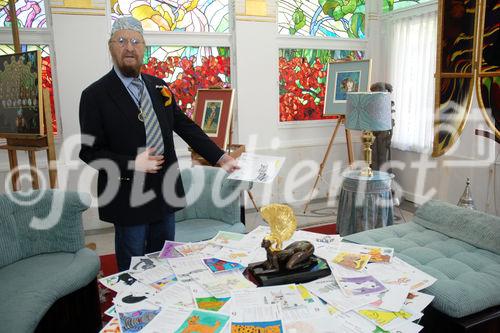 Der Künstler Prof. Ernst Fuchs sucht die besten Bilder des Whiskas Kindermalwettbewerbs aus.
©fotodienst/Nadine Bargad