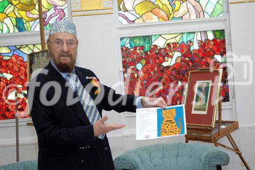 Der Künstler Prof. Ernst Fuchs sucht die besten Bilder des Whiskas Kindermalwettbewerbs aus.
©fotodienst/Nadine Bargad