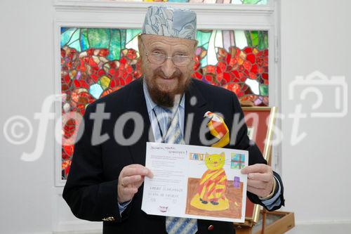 Der Künstler Prof. Ernst Fuchs sucht die besten Bilder des Whiskas Kindermalwettbewerbs aus.
©fotodienst/Nadine Bargad